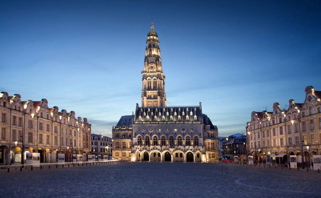 arras place des h ros adobestock production perig fichier 82694715 opt